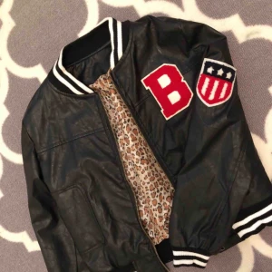  - Helt ny jacka! Endast legat i garderoben, köpt på kimstore.