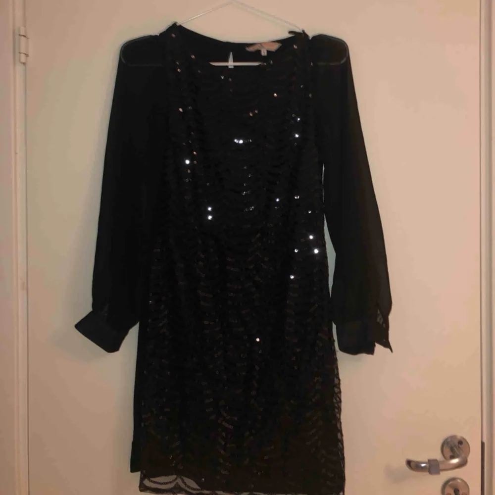 Svart klänning med paljetter från Billie & Blossom. Storlek 6 uk vilket motsvarar XS. Tar bud. . Klänningar.