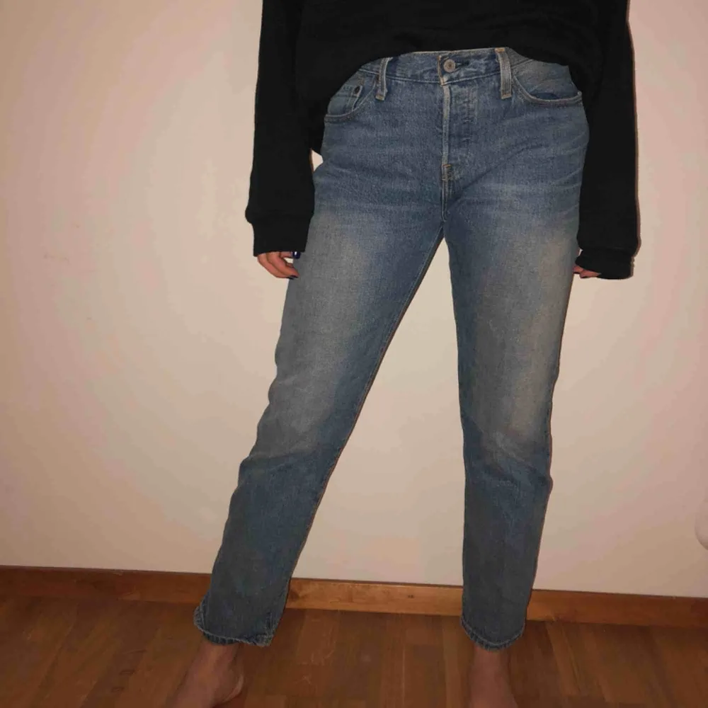 Snygga Levis jeans köpta i USA förra året. Säljs pga oanvändning.  Obs: Stor storlek, så passar en vanlig strl 27!. Jeans & Byxor.