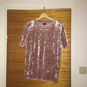  - Rosa sammet liknande t-shirt. Använd 1 gång. Väldigt fint skick. Frakt inräknad i priset💸 Material: Polyester, Polyamid. 