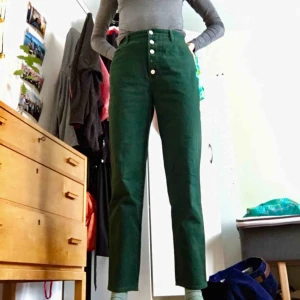  - Size 13 står det på lappen. Jag har typ w 28/29 och de passar mig. Ca 102 cm i benlängd (jag är 180 cm(. Köpta på beyond retro och saknar en knapp! Färgen är mest lik första bilden!