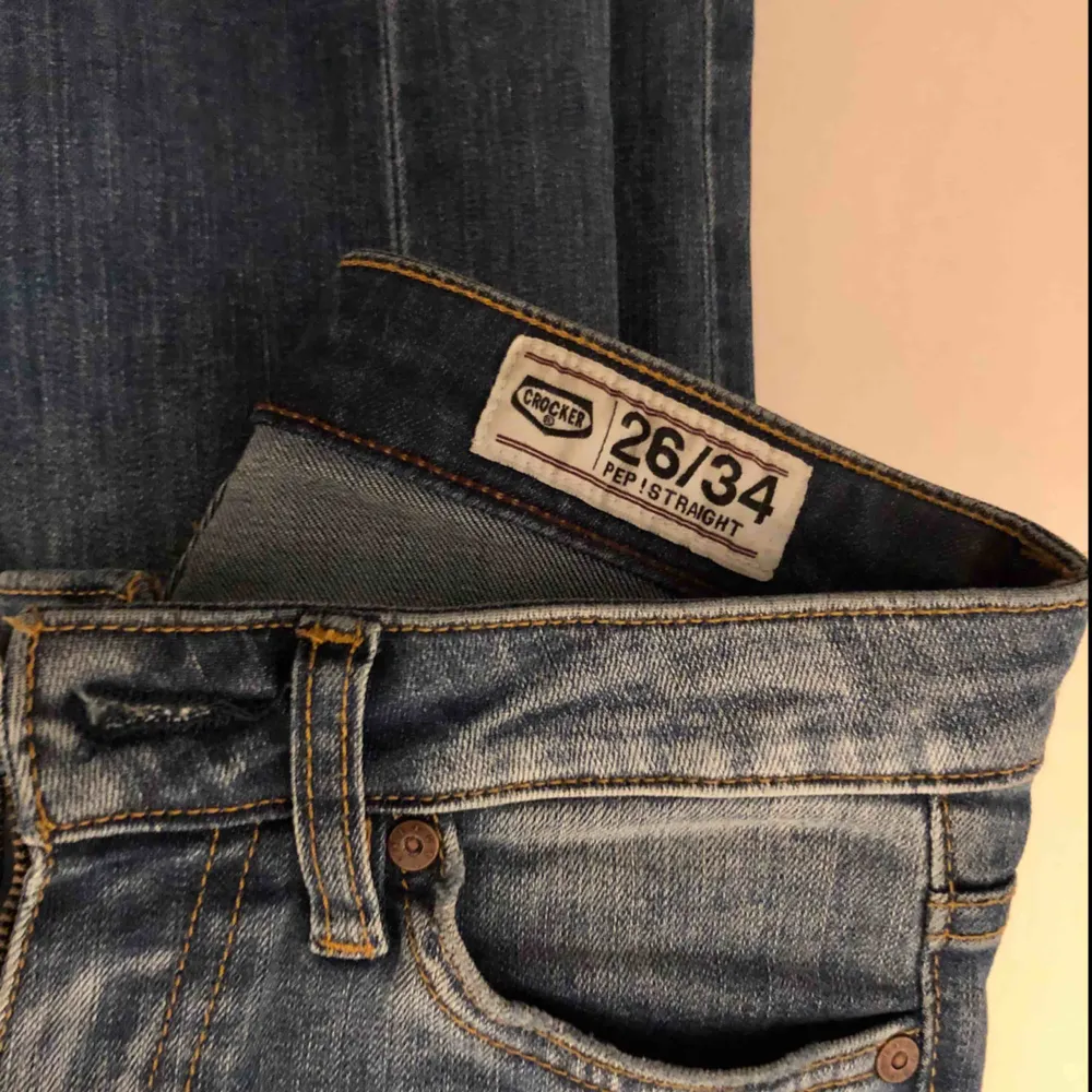 Jätte(!)snygga jeans från crocker, litelite bootcut men mer typ ”raka” i benen. Inte så högmidjade utan med ”normal” midja. Säljer pga för små:( dålig sista bild men så ser de ut på! 🥰. Jeans & Byxor.