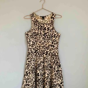  - Tight i överdelen och lösare på kjoldelen - med den här är du snygg överallt!😍 Leopardklänning som går ner på ungefär halva låren.   Jag kan både mötas upp eller skicka💌🤗 