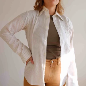  - Vit mönstrad skjorta herrstorlek M/L. Passar väldigt snyggt och oversized på damstorlekar S och M! I fint skick och sparsamt använd. 