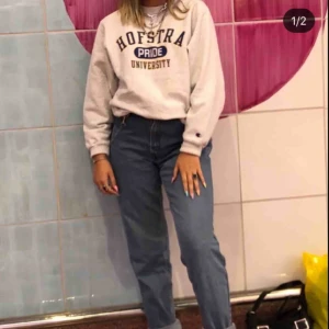  - Säljer ett par mom jeans som är köpta från beyond retro så lite oklart med storleken men skulle säga ca s/m 