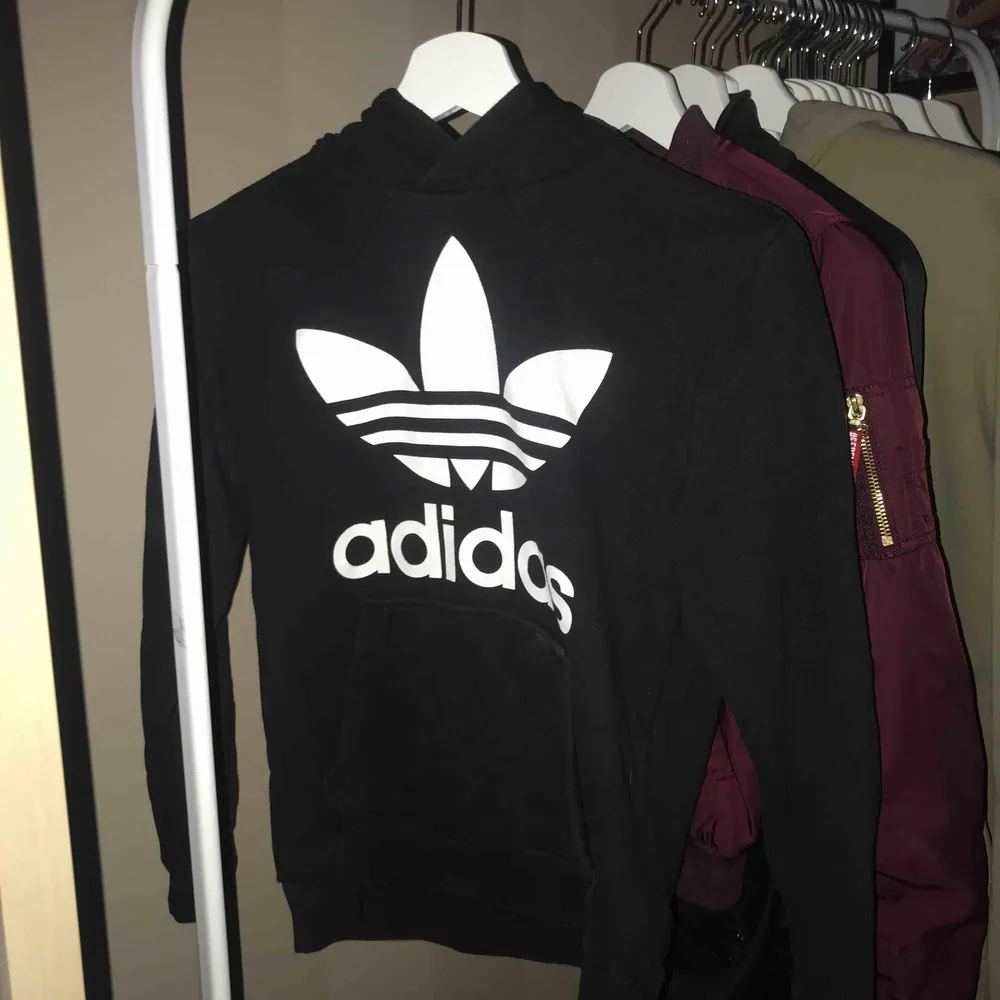 En jätte snygg adidas hoodie i stolek M i barn men skulle säga en XS. Väldigt bra skick. Frakt tillkommer :). Hoodies.