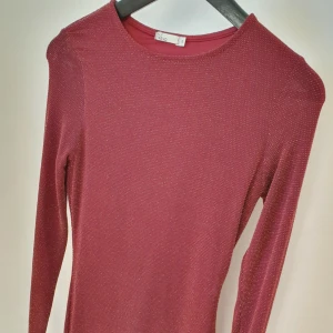  - Tight lång röd-glittrig klänning från Nelly  Perfekt till hösten & jul! ❤