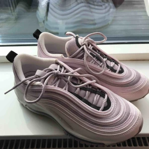  - Säljer mina Nike air max 97 OG i färgen pink/violet. Endast använda ett fåtal gånger.