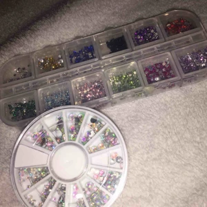  - Nagelstenar i all färger. Köp av 1 - 30 kr + frakt på 10 kr Köp av 2 - 50 kr + frakten inräknad