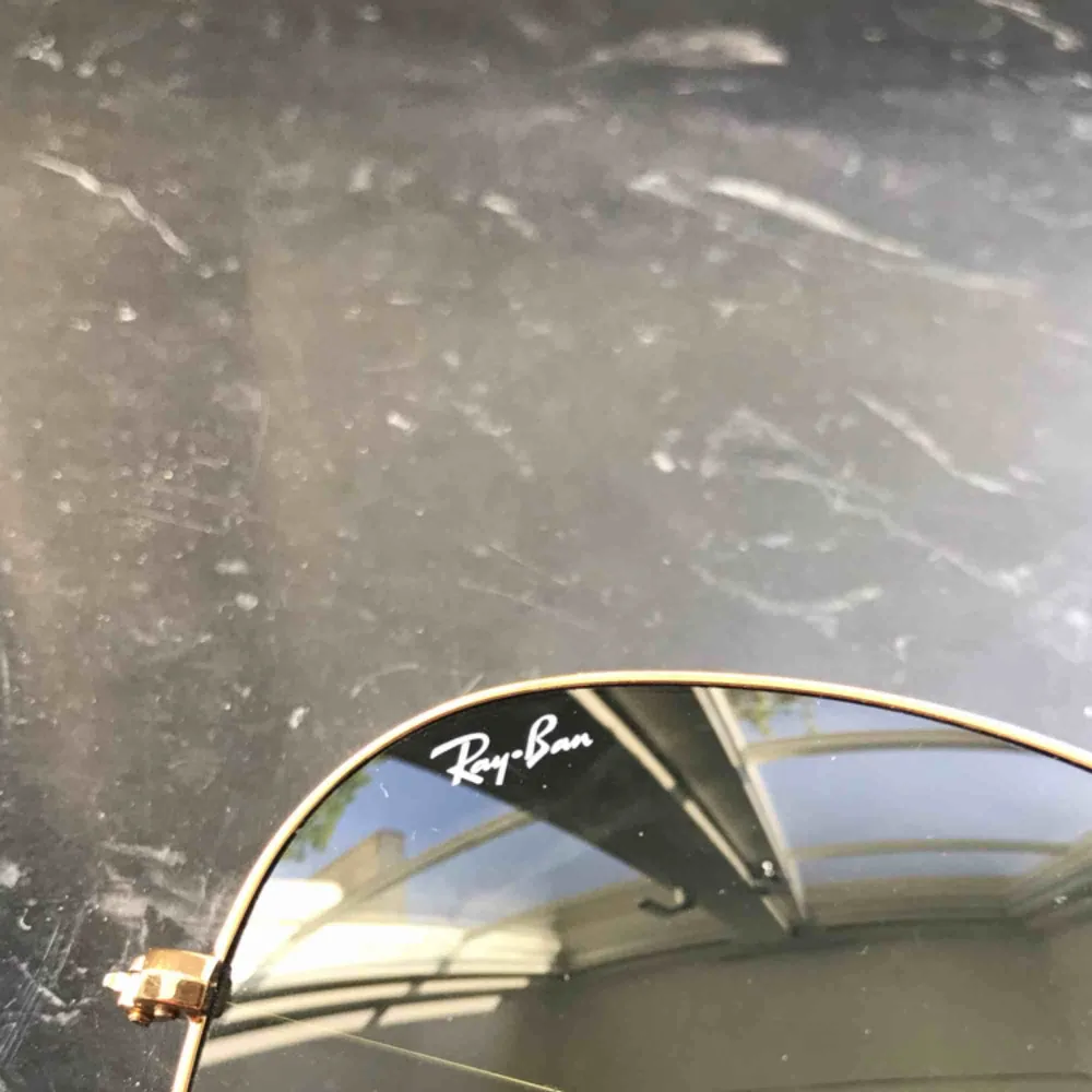 Säljer ett par Ray-Ban solglasögon Inte mycket använda Köpta på synsam på Norrmalm Väldigt fint skick Fodral medföljer Möts i Stockholm eller fraktar vid betalning först Betalning via swish eller kontant vid möte Nypris - 1 550. Accessoarer.