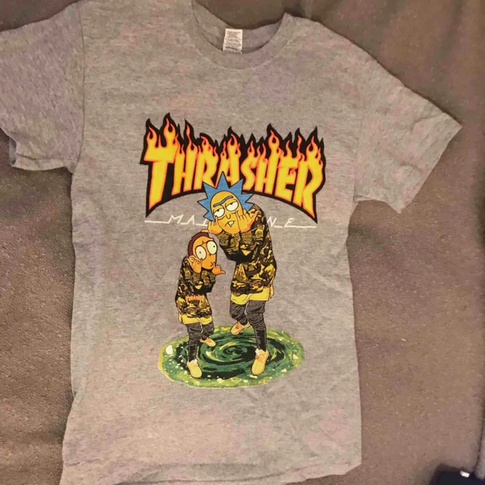 Rick and Morty x Thrasher t-shirt (inte äkta thrasher). Knappt använd! Många intresserade så det går att buda! Just nu ligger priset på 60 kr + frakt (:. T-shirts.