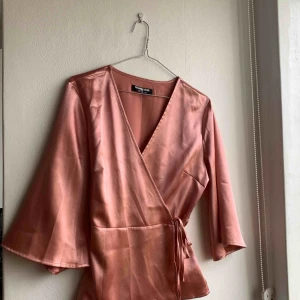  - Blus från Fashion union med knyt i midjan och silkigt tyg. Liten i storleken så mer som en 40. Endast använd en gång så i superfint skick! Finns i Stadshagen. Kan mötas upp i Stockholm eller skickas mot frakt.