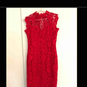  - Oanvänd. Storlek 38, men skulle säga att den passar en 34-36a bättre då den är liten i storlek. 