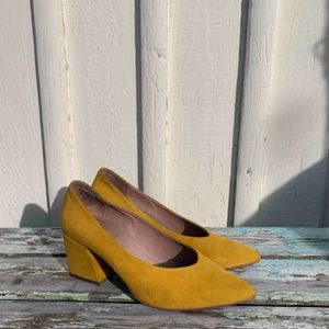  - Mina finaste skor!! Använda 1 gång. Gul mocka från K.cobler över 1000kr i nypris. 