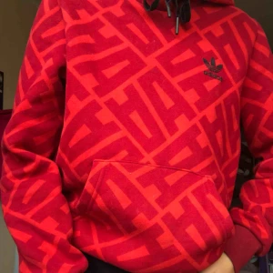  - Hoodie från adidas. Använd men fint skick, säljer för 150kr frakt tillkommer💞