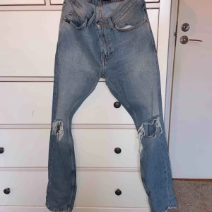  - Tiger of sweden jeans. Blåa med öppna knän. Använd få gånger.