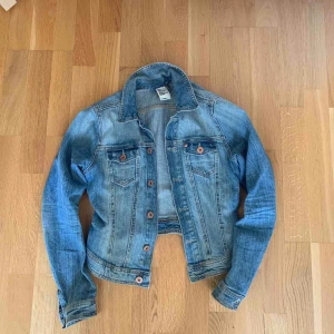 - Denim jeansjacka. Figursydd modell.