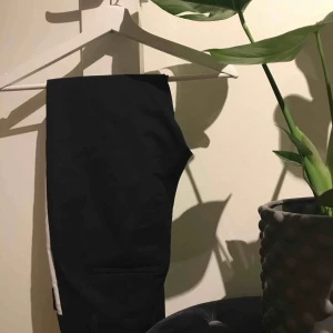  - Kostymbyxor med en vit detalj på benen från Vero Moda. Storlek XS, längd 32. (Jag är ca 165cm) 