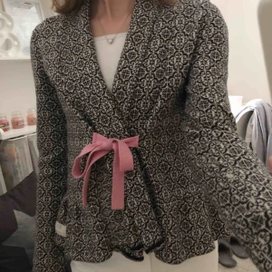  - Säljer min söta Oddmolly-kofta med jättefint skick, som ny! Frakt 60 kr