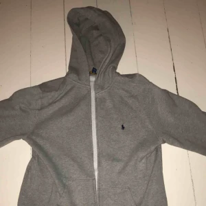 - Hej säljer denna ziphoodie pga jag har växt ur den. Köparen står för frakten.