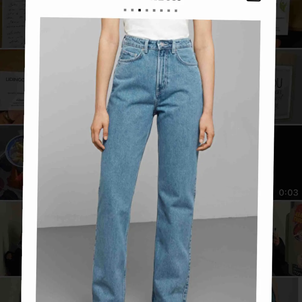 Weekdays jeans  Modell: Row Färg: sky blue Strlk: 27/32 ”Must have” jeans in my opinion! Köpare står för frakt. . Jeans & Byxor.