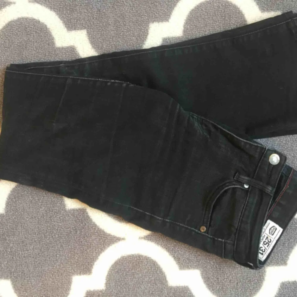 Säljer mina bootcut jeans från crocker, säljer pga att dem är för små💓 FRAKT: 54kr. Jeans & Byxor.
