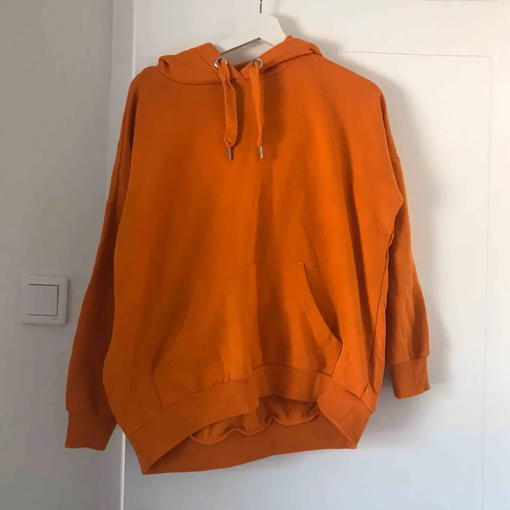 Orange hoodie från monki!!! Storlek XS, perfekt skick :-). Hoodies.