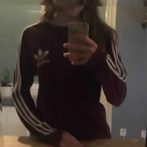  - En vinröd tröja från adidas.  + 20 frakt