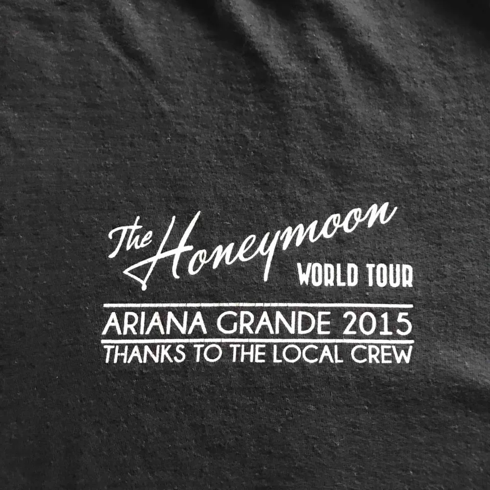 Storlek ca 38 . T shirt från crew concert Ariana Grande World Tour. T-shirts.