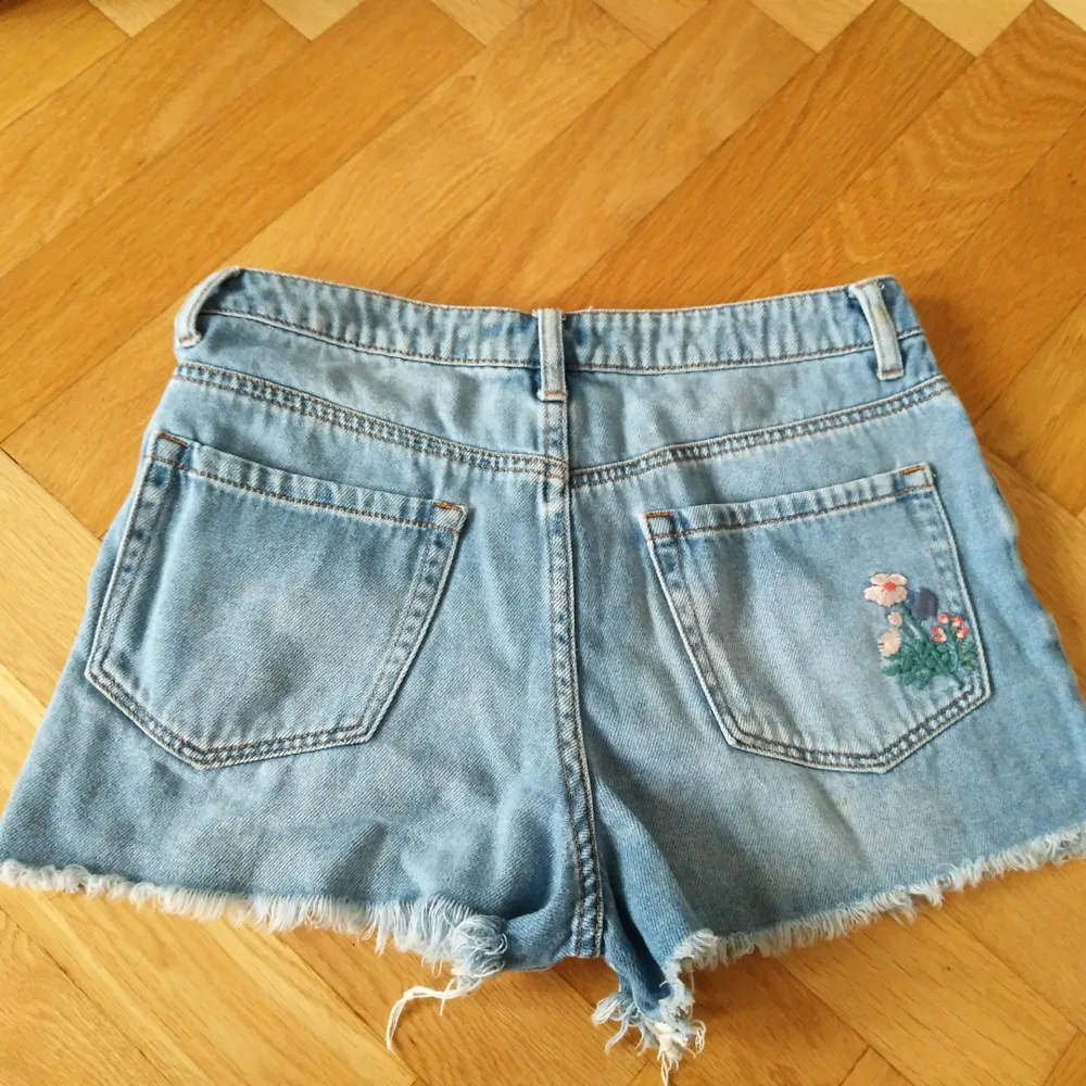 Jeans shorts med blommor forever 21. Använda men i bra skick. Shorts.