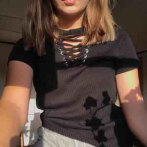  - Super fin svart fin tröja😋 Mycket lite använd o därför säljes den🥰 Mycket fint skick! Lite, lite frakt tillkommer🥰