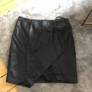  - Läderkjol från Lindex, äkta läder. Storlek 38  Kolla gärna mina andra annonser, garderobsrensning! Köparen står för frakten.  