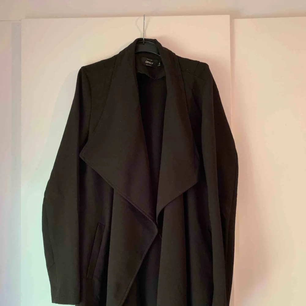 Säljer min svarta kappa som är i storlek S, köptes från början från Nelly.com och kostade då 399kr men säljer den nu för 150kr. Jackor.