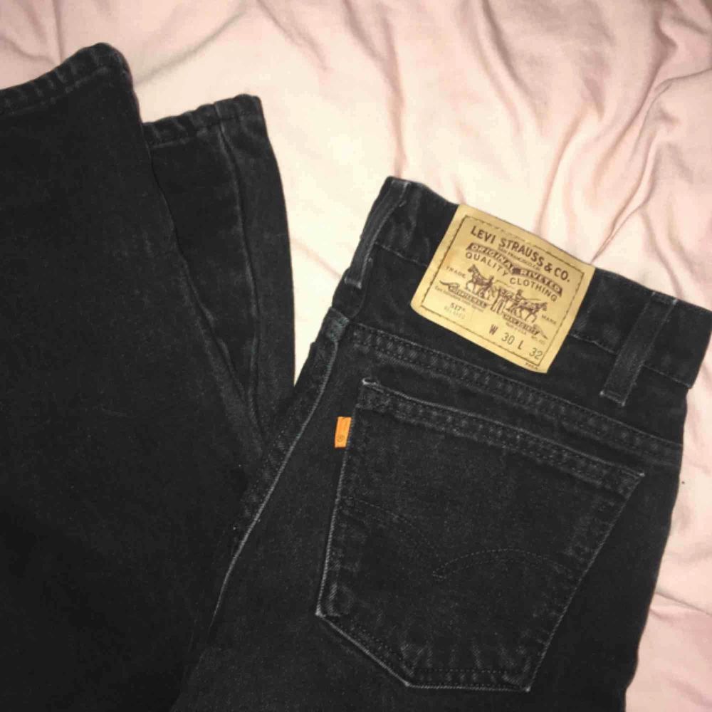 Svarta Levis jeans i superbra kvalitet, dom är knappt använda då dom är för stora för mig. (Förlåt för stökigt rum i sista bilden) Dom är raka i benet och högmidjade💞. Jeans & Byxor.