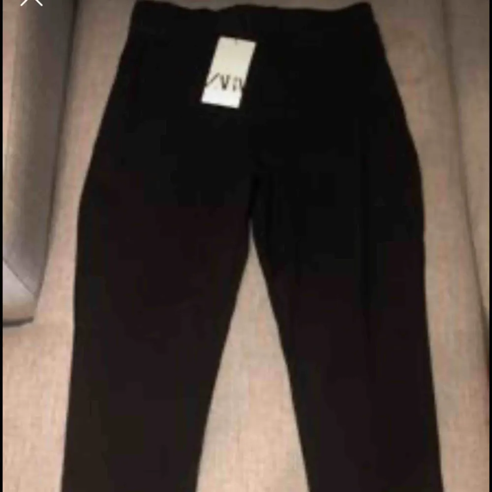 Oanvända byxor med prislapp kvar köpt på Zara för 249kr  Säljer för 120kr  Kan fraktas 🌸. Jeans & Byxor.