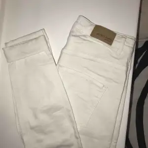 Vita, fräscha molly jeans från Gina tricot, använda typ 2 gånger så de är i mycket fint skick:) Nypris är 299kr i butik   Möts upp i gbg annars betalar köparen frakten🥰