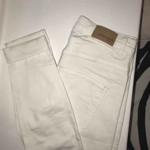  - Vita, fräscha molly jeans från Gina tricot, använda typ 2 gånger så de är i mycket fint skick:) Nypris är 299kr i butik   Möts upp i gbg annars betalar köparen frakten🥰