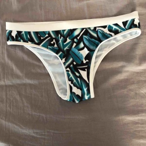  - Ett par bikinitrosor med bladmönster. Säljer för 30kr inklusive frakt. 