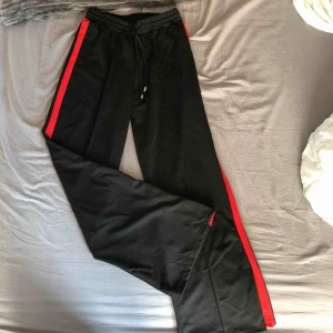  - Vida byxor med rödrand. Aldrig använda, säljer för 40kr inklusive frakt. 