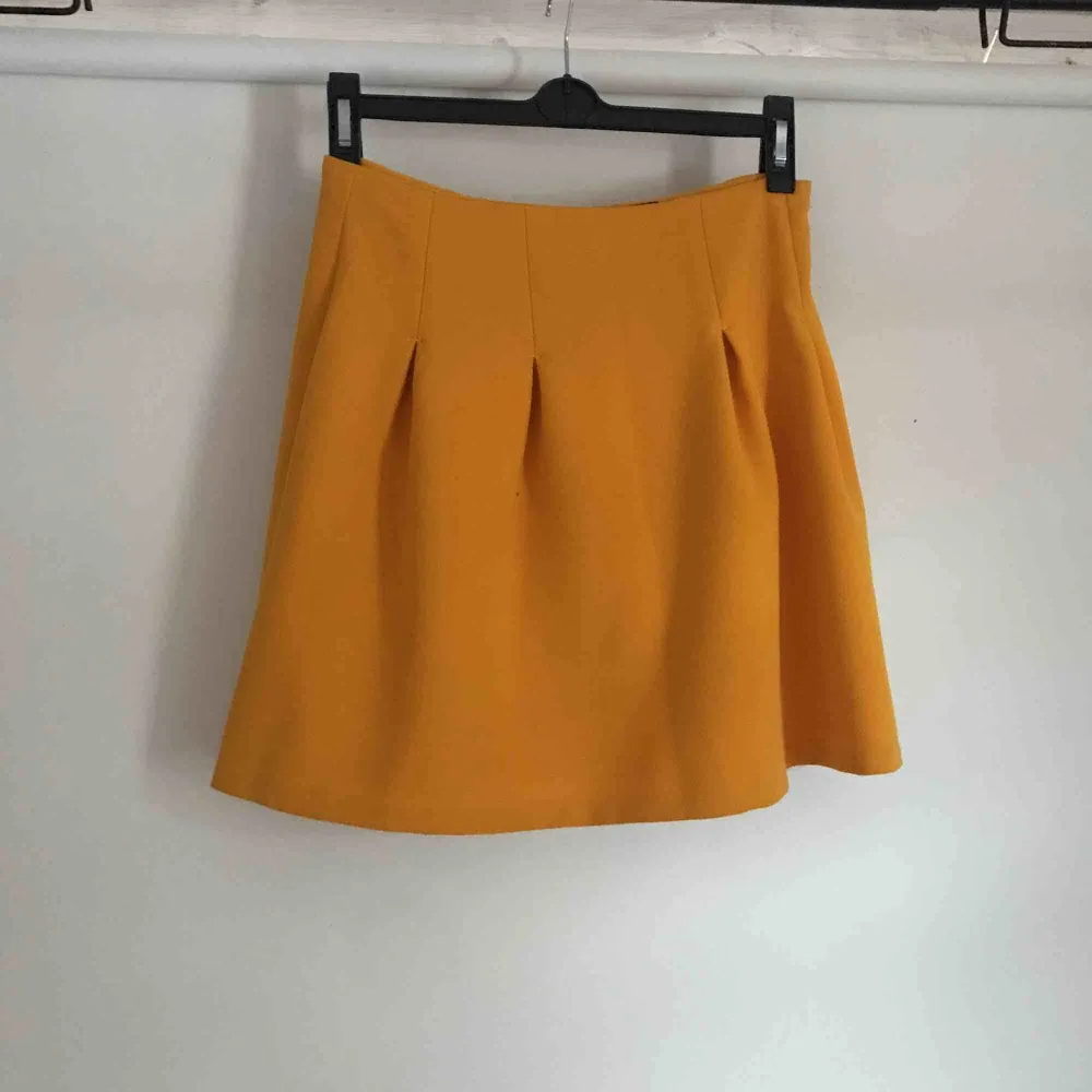Senaps gul kjol i storlek S från New Yorker, använd 1 gång så den är i väldigt bra skick! Har en dragkedja på baksidan som man ”öppnar” kjolen med! . Kjolar.