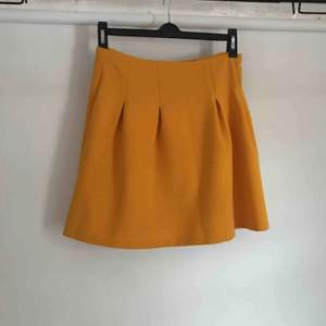 Senaps gul kjol i storlek S från New Yorker, använd 1 gång så den är i väldigt bra skick! Har en dragkedja på baksidan som man ”öppnar” kjolen med! 