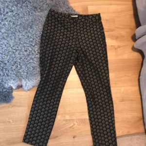  - Ännu ett par snygga mönstrade kostymbyxor från hm. Sitter sjukt snyggt, använda men i fint skick. 