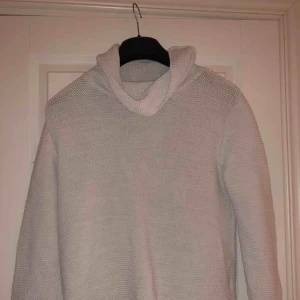  - Tröja från lexinton som slutar ungefär 2/3 ner på armen, den är i bra skick och det är bara att höra av sig om du önskar fler bilder. Frakt är inte inräknat i priset!