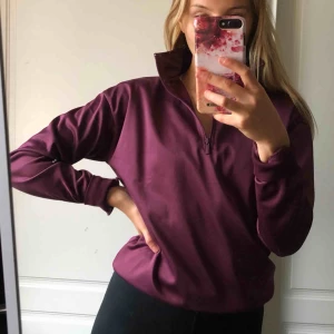  - En tröja med zip från Na-kd. Oanvänd. Storlek S. Färg: Lila Köparen står för frakten.
