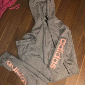  - Adidas set Grått med ljusrosa text Storlek XS Bra skick Båda för 550 en för 300