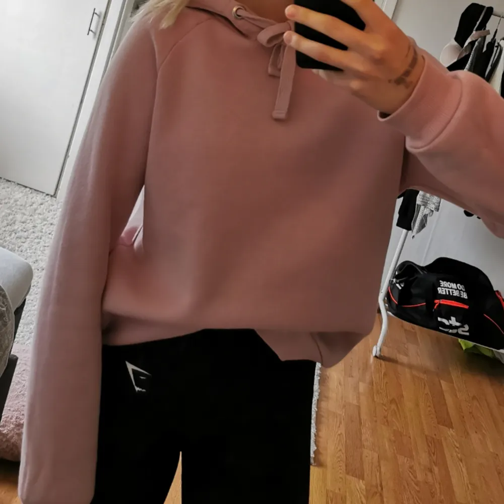 Säljer denna hoodie från gina tricot i fint skick! Den är i en fin nude rosa färg och lite större i modellen. Köparen står för frakt. . Hoodies.
