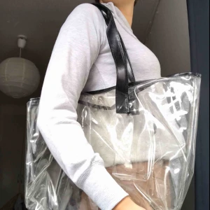  - Jättecool och trendig väska som är genomskinlig! Köpt på second hand så det finns inte att hitta någon annanstans! ❣️