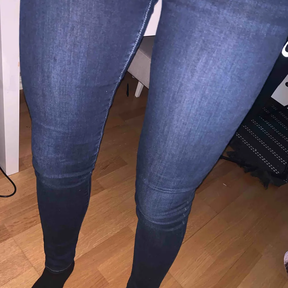 Levis jeans 711 skinny w28 L34, säljes pga att de inte kommer till användning och är för stora i midjan men de är i mycket fint skick. Pris kan diskuteras men köpare står för frakt.. Jeans & Byxor.