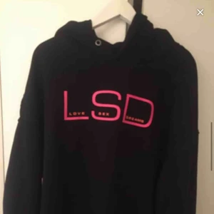  - Misbhv LSD hoddie perfekt för nästa ”trip” Size s sitter oversized Knappt använd 