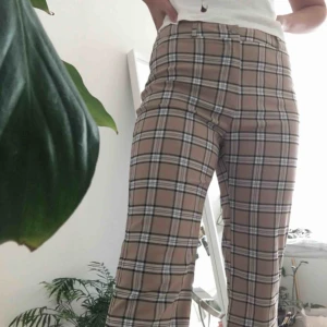  - Ett par jättesnygga byxor från Lindex i storleken 40, passar bra på mig som har storlek 36-38. Har aldrig använt de. ❤️ köparen står för frakten kan också mötas i Stockholm🤪🦋